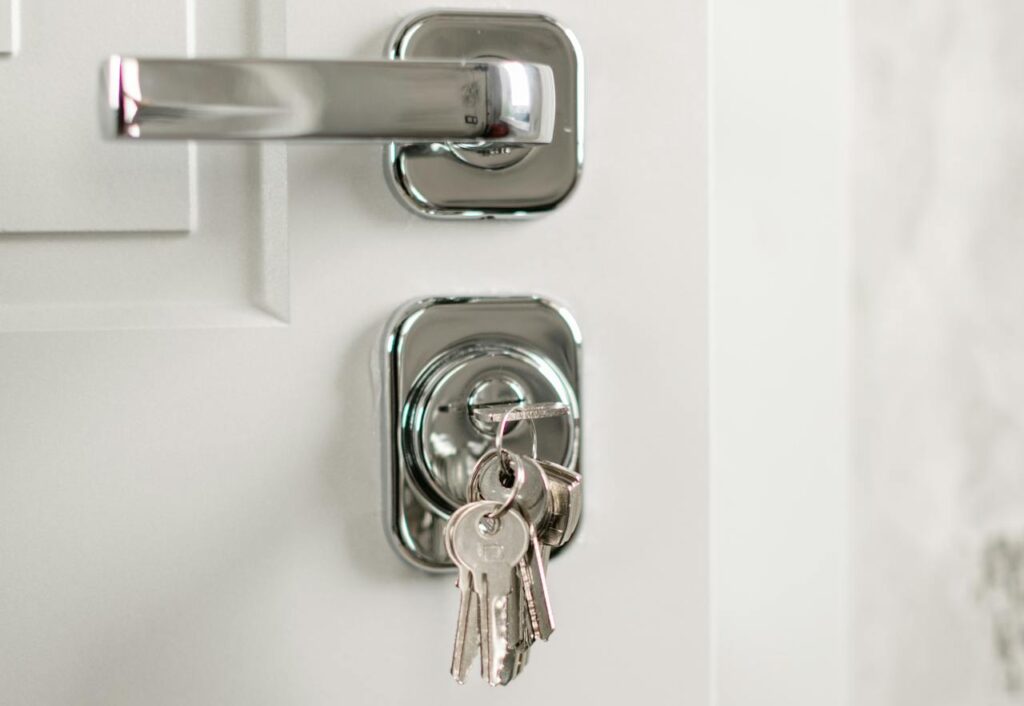 Kiedy żona może wyrzucić męża z domu