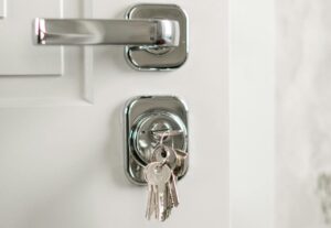 Kiedy żona może wyrzucić męża z domu