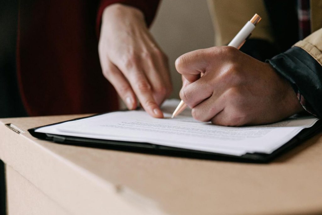 Protokół zdawczo-odbiorczy - co zawiera i kiedy się go sporządza